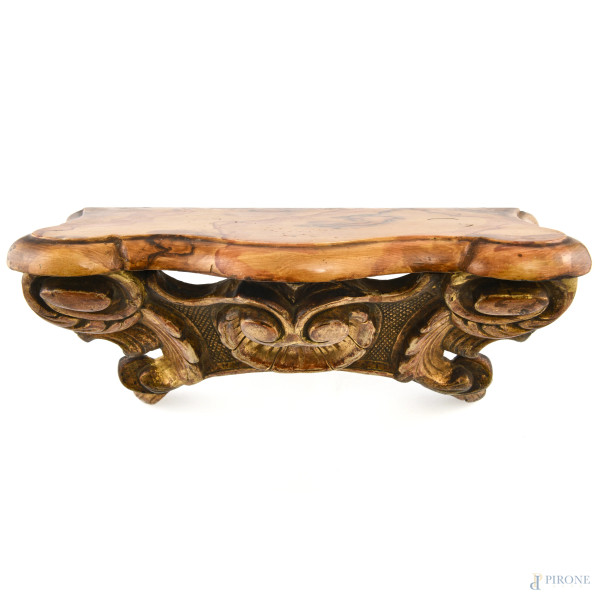 Mensola in legno intagliato e dorato con piano in finto marmo, XX secolo, cm 22x43x16, (segni di usura, scalfiture, difetti)
