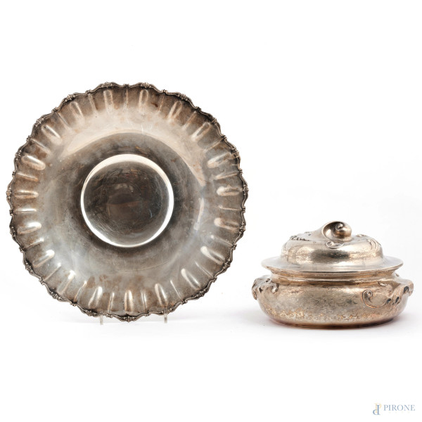 Centrotavola con coperchio in argento 925/000 e piatto da portata in argento 800/000, misure massime diametro cm 39,5, peso complessivo gr 1625