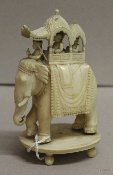 Elefante sormontato da corte reale, scultura in avorio, arte indiana XIX sec h 10cm.