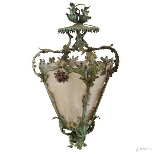 Lanterna a sospensione in vetro e ferro dipinto e lavorato a foggia di racemi vegetali, XX secolo, cm 51x26x26, (segni di usura, rotture, difetti)