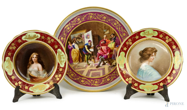 Tre piatti in porcellana policroma, Vienna, XIX secolo