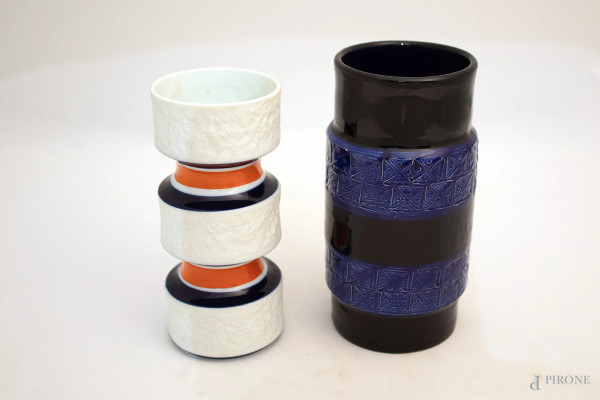 Lotto di due vasi diversi in ceramica, h 20 cm circa.