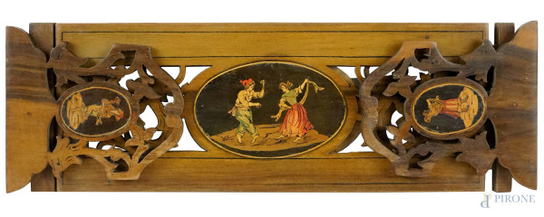 Fermalibri sorrentino in legno intarsiato ed intagliato, con tarsie dipinte a mano raffiguranti la tarantella, cm  10x40x10, XX secolo, (segni del tempo).