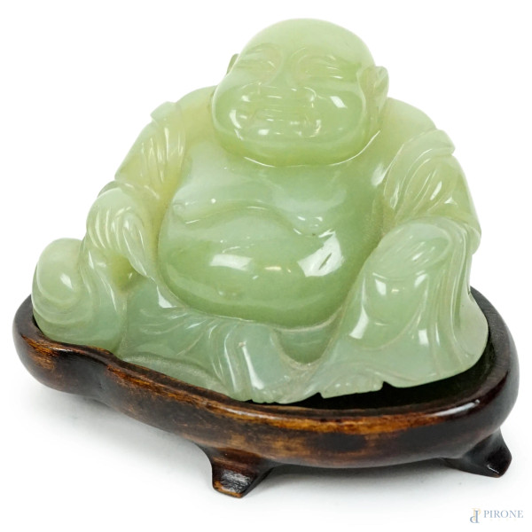 Buddha, scultura in giada, cm 9x11,5, base in legno, Cina XX secolo.