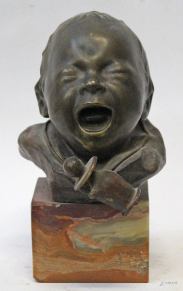 Testa di fanciullo con biberon, scultura in bronzo, h.15 cm su base in marmo.