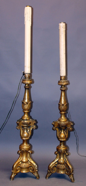 Coppia di portaceri in legno intagliato e dorato, XIX sec., h. cm 136.