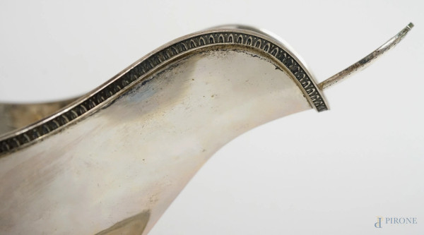 Salsiera in argento 800, XX secolo, con profili a foglie lanceolate e manico zoomorfo, completa d...