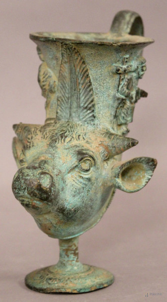 Coppa a forma di toro in bronzo cesellato, riproduzione del XX sec., H 17 cm.