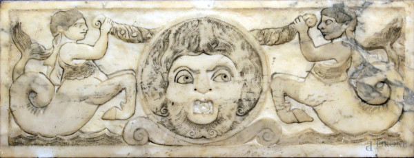 Placca di linea rettangolare in marmo scolpito raffigurante mascherone con animali mitologici, cm. 85,5x33.