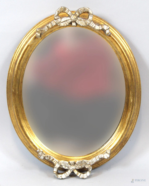Vassoio a specchio di linea ovale, in legno dorato, cm. 38x31.