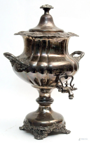 Samovar in metallo argentato e sbalzato, H. 48 cm.
