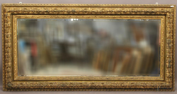 Grande Specchiera di linea rettangolare in legno intagliato, 210x106 cm.