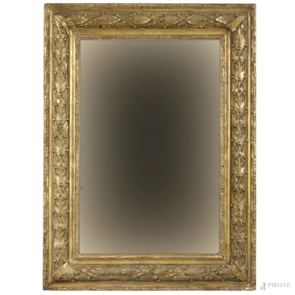 Specchiera in legno intagliato e dorato e stucco, XIX secolo, cm 92,5x68,5, (segni di usura, perdite di doratura, fessurazioni, restauri)