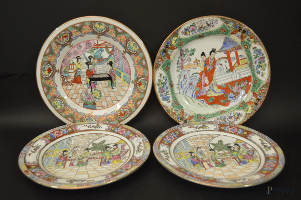 Lotto di quattro piatti in porcellana a decoro policromo di personaggi orientali, diam, 25 cm.
