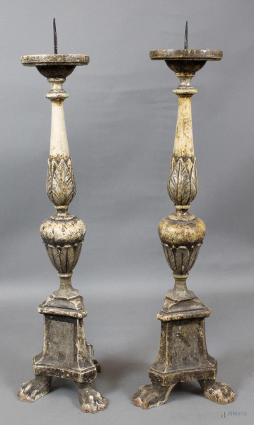 Coppia di torcieri in legno intagliato e laccato, altezza cm. 85, poggianti su piedi ferini, XIX secolo, (difetti).
