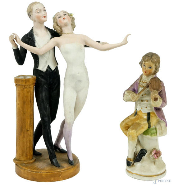 Lotto di due sculture policrome in porcellana e biscuit raffiguranti danzatori e violinista, alt. max cm 20, XX secolo, (difetti).