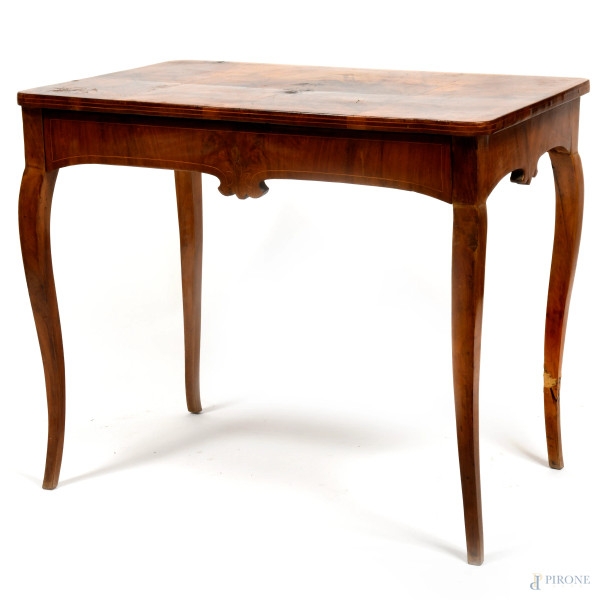 Tavolinetto in radica di noce con gambe mosse e intarsi in bosso sul piano, XIX secolo, cm 79x93x61, (difetti)
