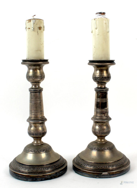 Coppia di lampade in argento con particolari lavorati, altezza cm. 22.