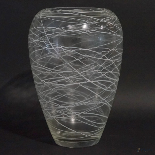 Vaso in vetro trasparente con decori bianchi reticellati, cm  h 25, XX secolo.