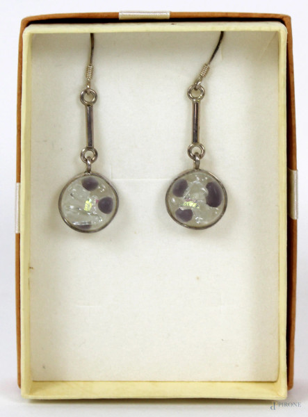 Paio di orecchini in argento con applicazioni in vetroresina