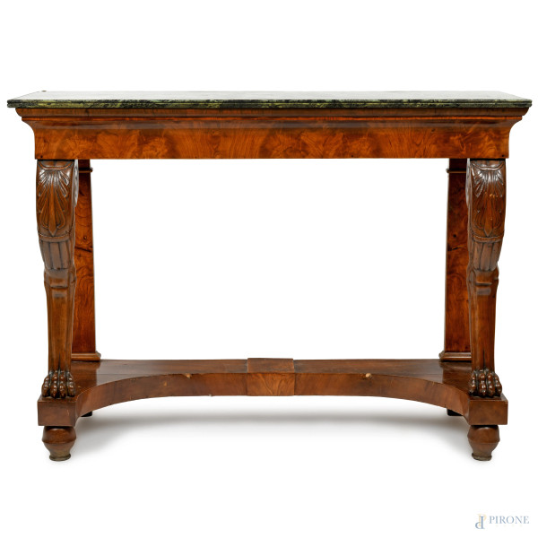 Consolle da muro impiallacciata in radica e legno con piano in marmo verde poggiante su  gambe anteriori a guisa di sfinge raccordate da pedana alla posteriori, XIX secolo, cm 95x132x45 (segni di usura, graffi e scalfiture)