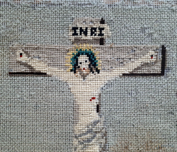 Crocifisso, antico ricamo a tombolo, cm 47x42