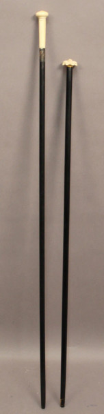 Lotto composto da due bastoni da passeggio in avorio.