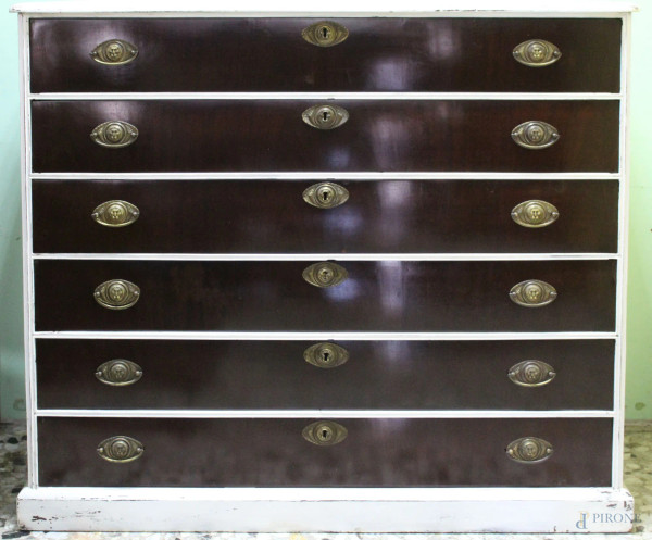 Como&#39; in mogano a sei cassetti con piano e laterali decapati, h.111x130x59 cm, fine XIX sec.