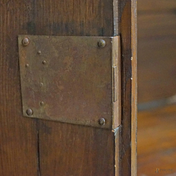 Libreria in legno tinto a noce a due corpi, XX secolo, cm 277,5x261,5x53 (difetti e mancanze)