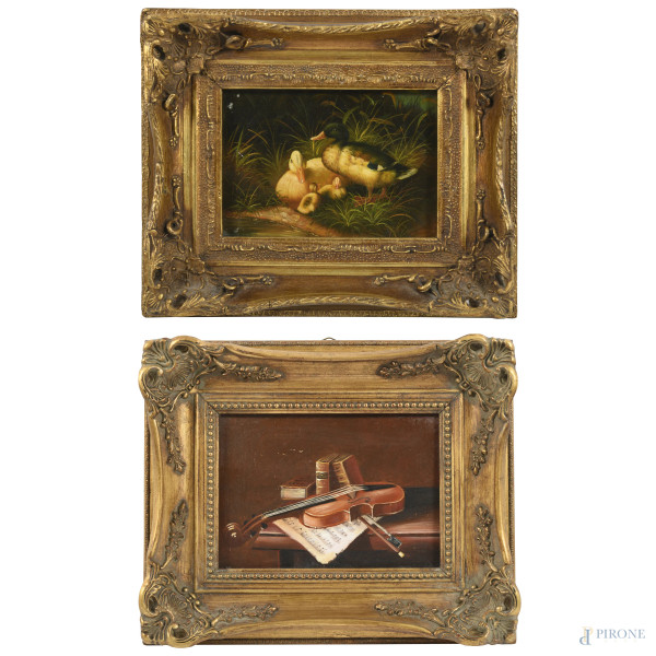 Lotto composto da due dipinti ad olio su tavoletta raffiguranti papere e natura morta con violino, XX secolo, cm 12,5x17,5, entro cornice, (lievi abrasioni)