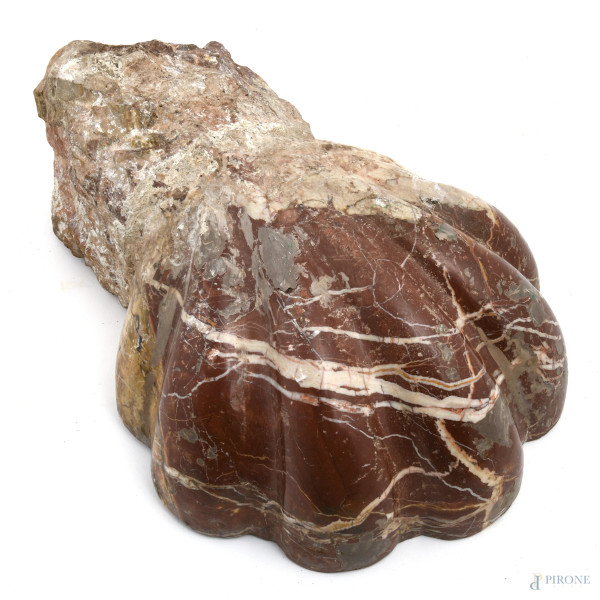 Acquasantiera in marmo a foggia di conchiglia, XX secolo, cm 12,5x33x23, (segni di usura, difetti...