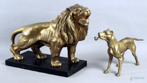 Lotto composto da un leone ed un cane in ceramica dorata.