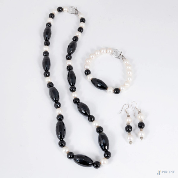 Parure con perle, onice e argento, lunghezza collana cm 60; lunghezza bracciale cm 20
