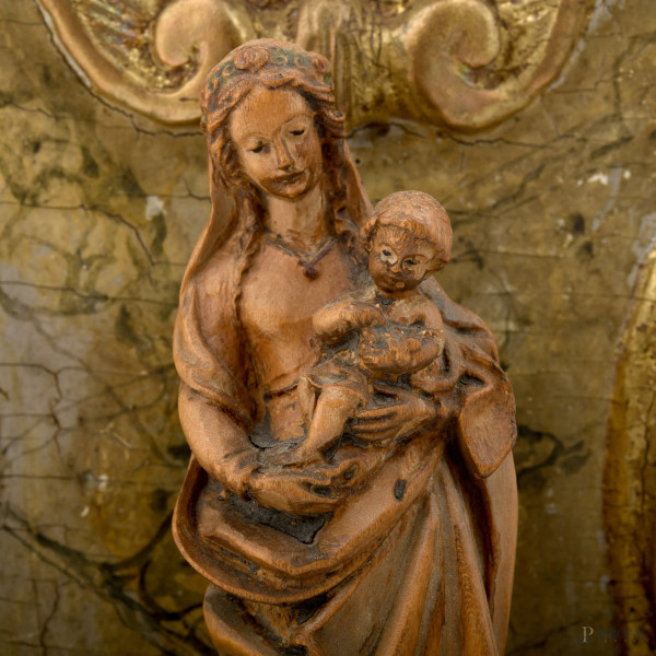 Edicola votiva con intagli a volute e conchiglia sommitale, ospitante una scultura della Madonna ...