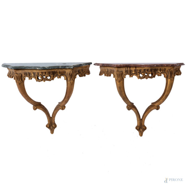 Coppia di consolles a muro in legno dorato e piano in pasta di marmo, XX secolo, cm 41x48x21, segni di usura, scalfiture, perdite di doratura, difetti)