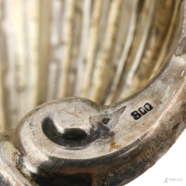 Coppia di antipastiere a guisa di conchiglia in argento 800/000, XX secolo, cm 6x15x15, peso comp...