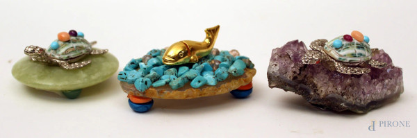 Lotto composto da tre sculture, due tartarughe e un delfino in materiale diverso, poggianti su basi diverse, lunghezza massima 7 cm.