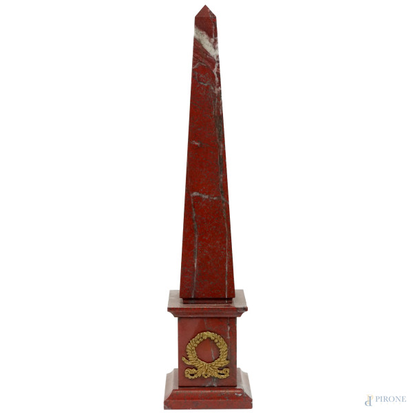 Obelisco in marmo rosso, XX secolo, cm h 43, (difetti)