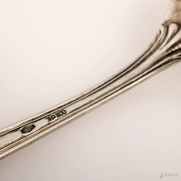 Servizio da 12 persone in argento: 12 forchette ( gr 620); 12 cucchiai ( gr 690); 12 forchettine ...