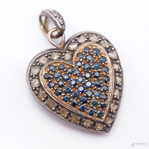 Ciondolo a forma di cuore in oro 18 Kt e argento con zaffiri e scaglie di diamante, cm 3,5, peso gr. 7