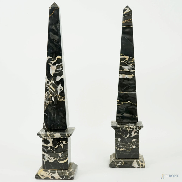 Coppia di obelischi in marmo portoro, XX secolo, cm h 43
