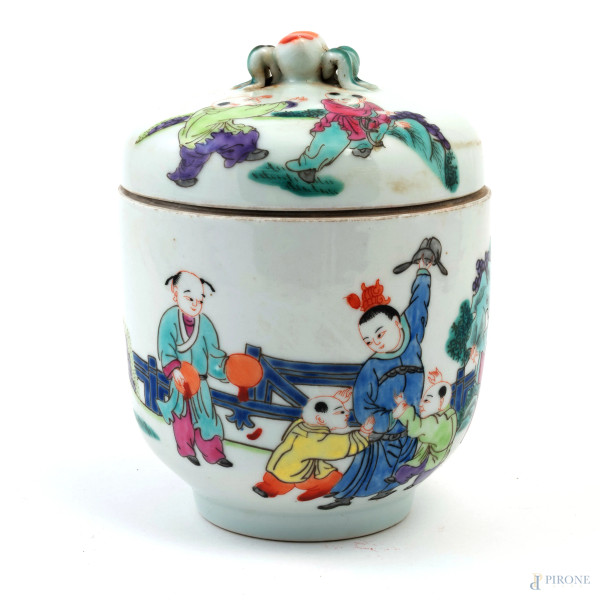 Potiche in porcellana decorata con scene di genere e presa a guisa di insetto, Cina XX secolo, cm 17,5x12, (segni di usura, scalfiture, graffi, difetti)