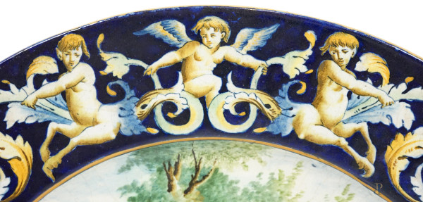 Grande piatto in maiolica policroma dipinta e smaltata, cavetto raffigurante una scena bacchica, ...