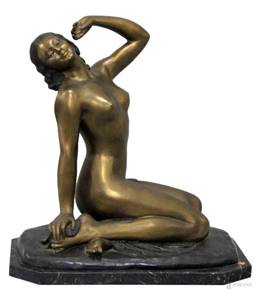 Nudo di donna, scultura in bronzo patinato, poggiante su base in marmo nero,firmato De Ronnens, H. 57x52x27 cm.