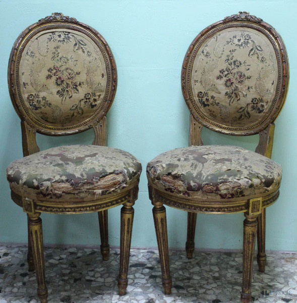 Lotto composto da due sedie di linea luigi XV in legno intagliato e dorato, sedili e dorsali in velluto, Francia XIX sec.