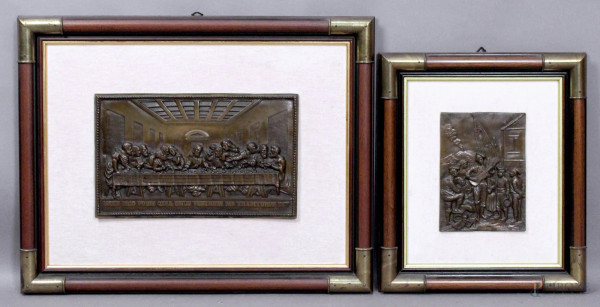 Lotto composto da due lastre in bronzo a bassorilievo raffigurante L&#39;ultima cena e Figura con chitarra, cm. 21,5x34,5, entro cornice.