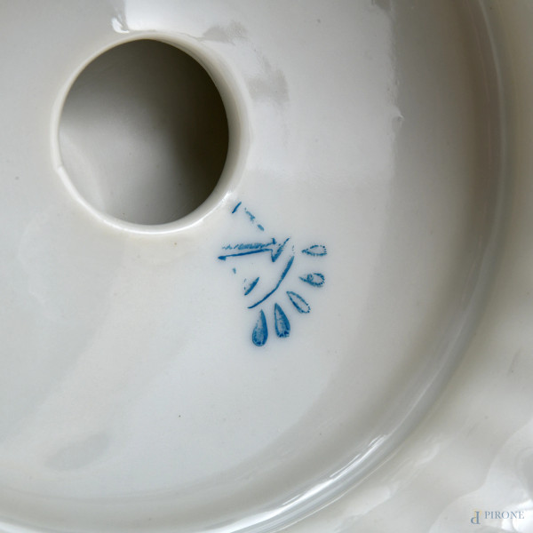 Lotto di statuine in porcellana e biscuit di varia manifattura, XX secolo, altezza masssima cm 23...
