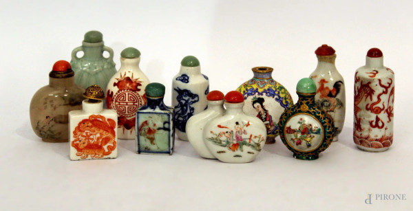 Lotto di dodici snuff bottle da profumo