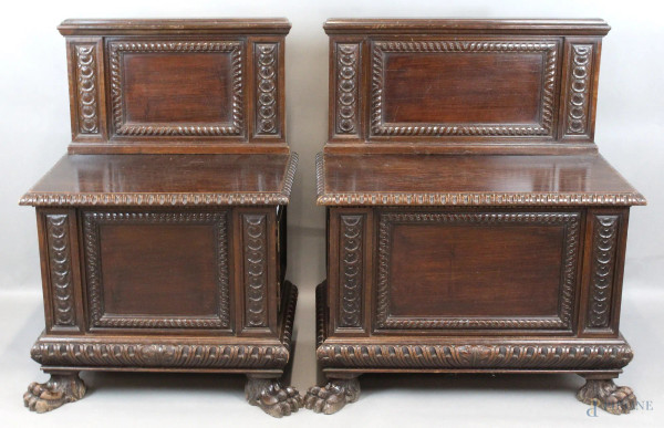 Due panche in stile Rinascimento, in legno tinto a noce, alzata con schienale, seduta apribile ad uno sportello, piedi anteriori ferini, misure max altezza cm. 92x78x43