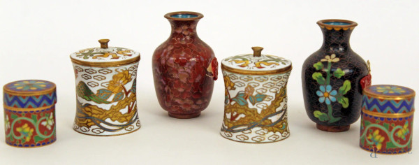 Lotto composto da sei vasetti di cui quattro con tappo in metallo e smalto cloisonn&#232;, H massima 6 cm.